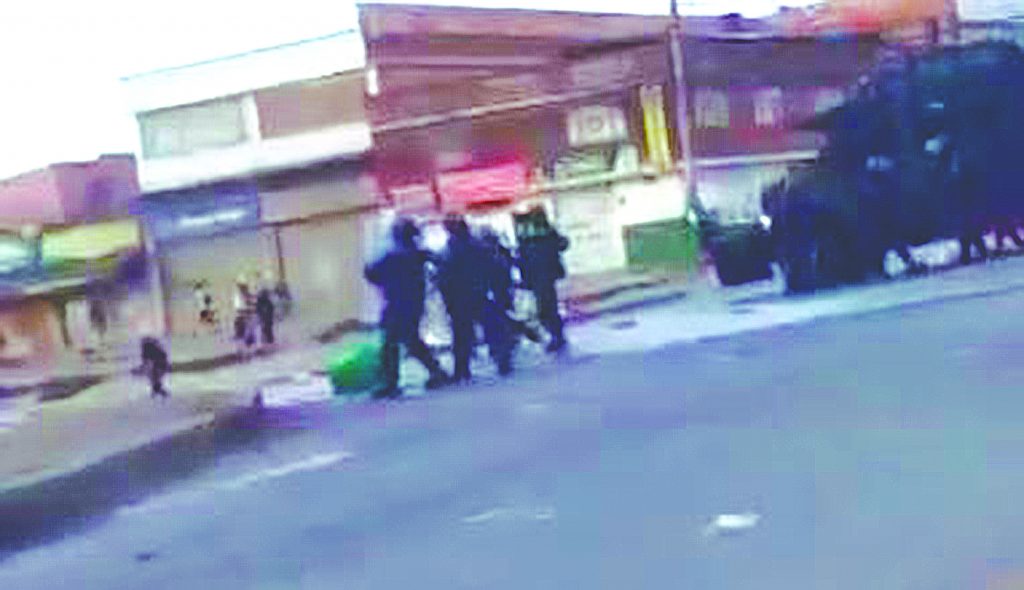Menor en grave estado de salud tras ser lesionado por agente del Esmad 1 Menor en grave estado de salud tras ser lesionado por agente del Esmad Los gritos alarmantes de varios ciudadanos en el momento en que un menor se desplomó en una calle del barrio La Marichuela (en Usme), causaron pánico entre algunos manifestantes, comerciantes y residentes de este sector. El adolescente de tan solo 14 años fue impactado por un proyectil disparado por un agente del Esmad.