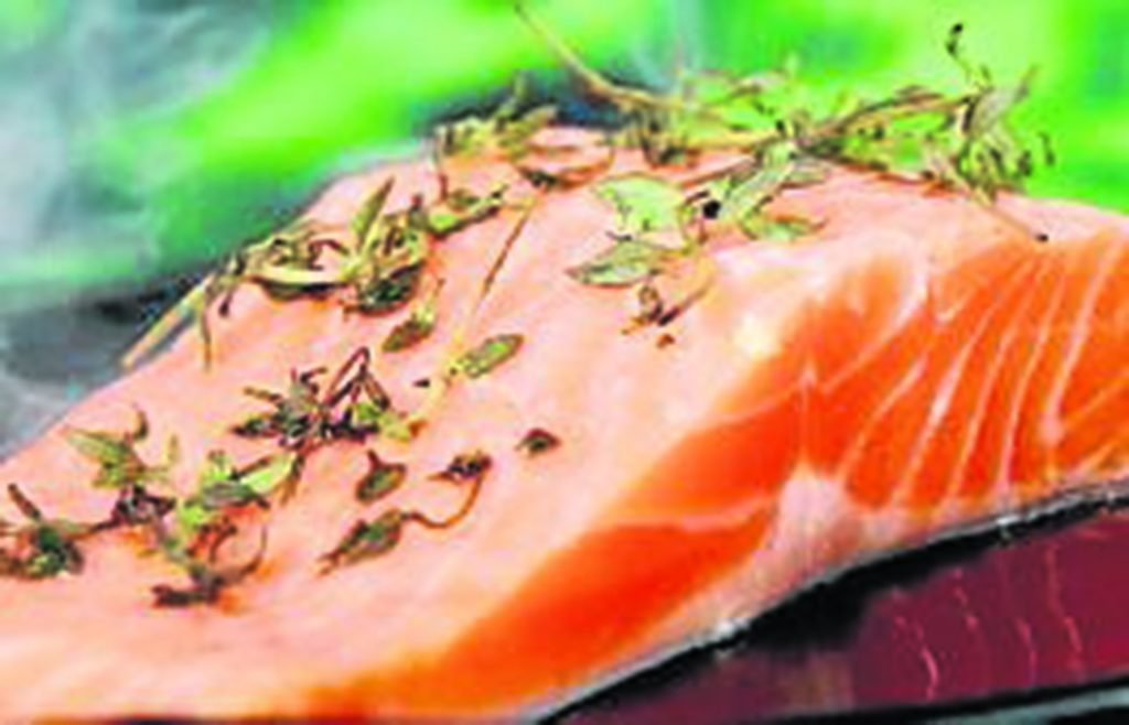 Salmón: rico y práctico El salmón es un corte de pescado nutritivo; sin embargo, mucha gente no suele incluirlo en sus comidas debido a que su sabor es suave y la única preparación conocida es hacerlo a la plancha.