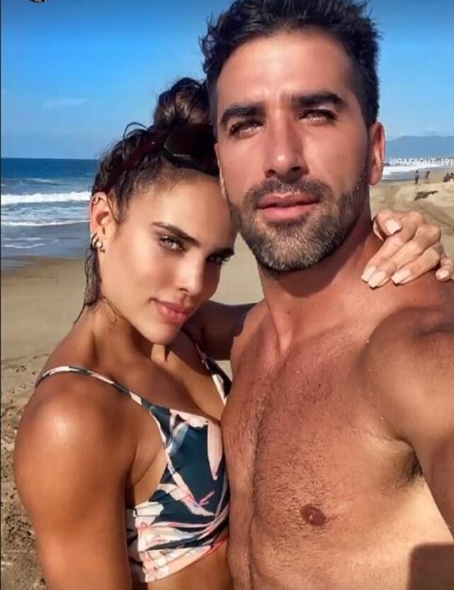 Lo más de la semana... En emojis La actriz Sara Corrales, que poco muestra de su vida personal en redes sociales, compartió en sus historias de Instagram (@saracorrales) una fotografía junto a Rafael Gutiérrez, su pareja desde hace más de un año, en una playa en México.