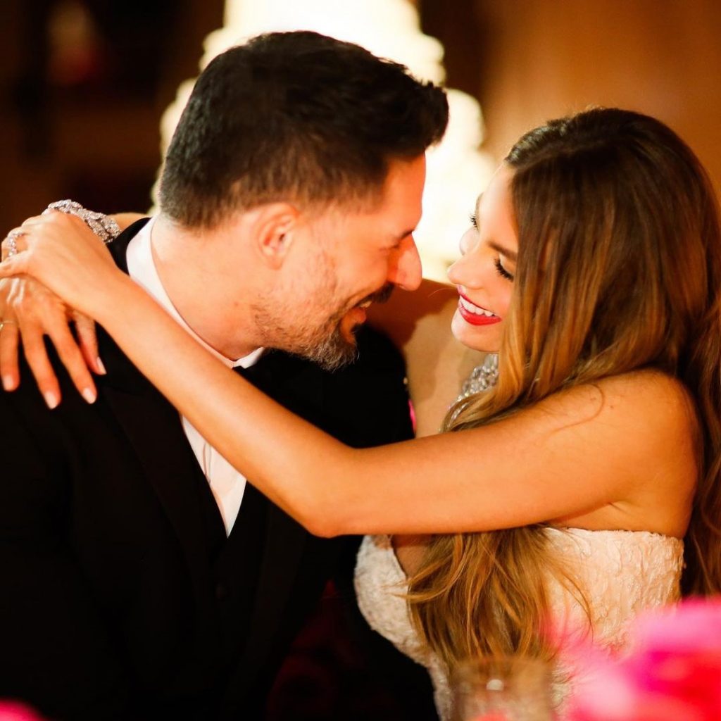 Lo más de la semana... En emojis La actriz Sara Corrales, que poco muestra de su vida personal en redes sociales, compartió en sus historias de Instagram (@saracorrales) una fotografía junto a Rafael Gutiérrez, su pareja desde hace más de un año, en una playa en México.