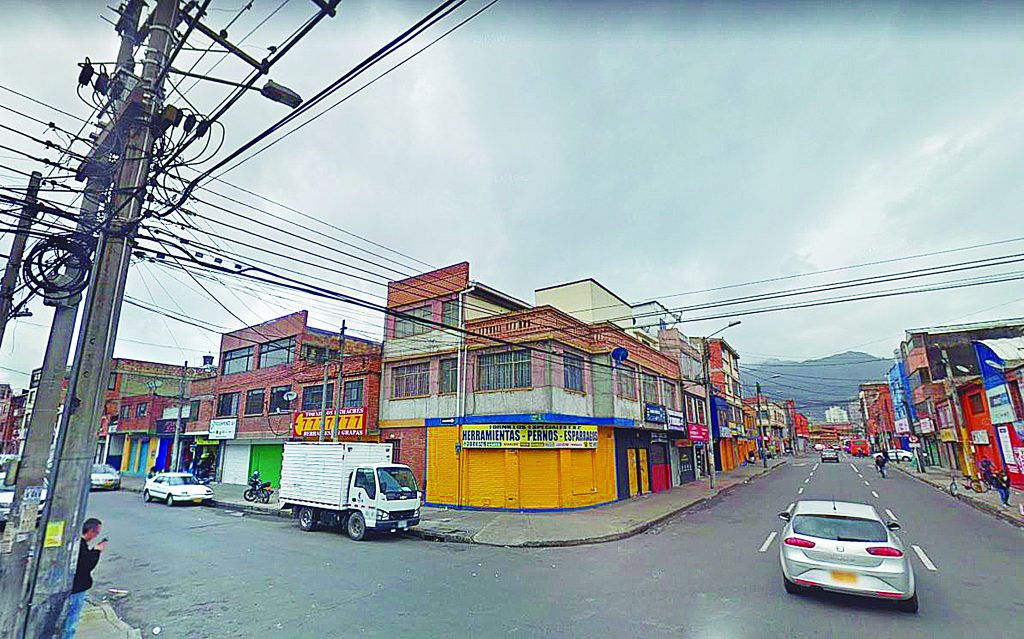 Caída mortal en el barrio 7 de agosto 1 Caída mortal en el barrio 7 de agosto Un infortunado accidente enlutó ayer a una familia de Bogotá. En medio de extrañas circunstancias, un trabajador perdió la vida de manera repentina al caer de una altura considerable mientras realizaba varios arreglos manuales.