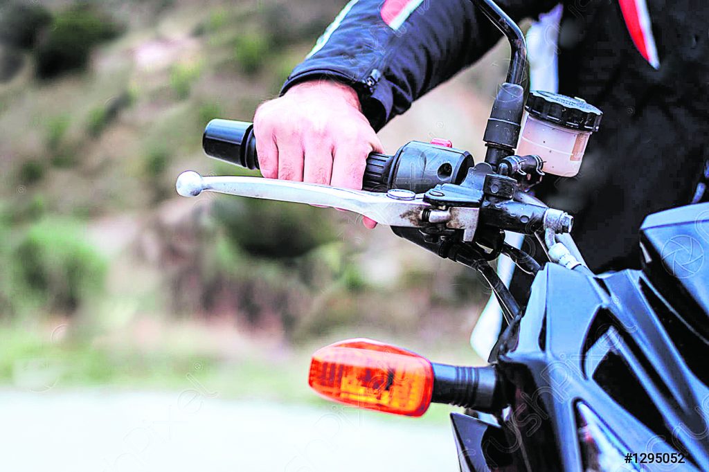La moto también se desbalancea 2 La moto también se desbalancea El tren delantero es el eje principal de la moto por cuanto es el encargado de sostener y dar equilibrio a la llanta delantera del vehículo. Además de su importante función, este componente está expuesto a toda una serie de afectaciones y daños que van desde los huecos, choques leves y graves, e incluso caídas aparatosas de la moto.