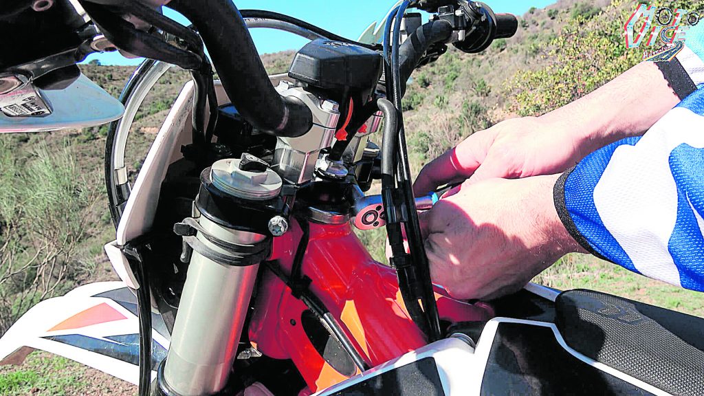 La moto también se desbalancea 3 La moto también se desbalancea El tren delantero es el eje principal de la moto por cuanto es el encargado de sostener y dar equilibrio a la llanta delantera del vehículo. Además de su importante función, este componente está expuesto a toda una serie de afectaciones y daños que van desde los huecos, choques leves y graves, e incluso caídas aparatosas de la moto.