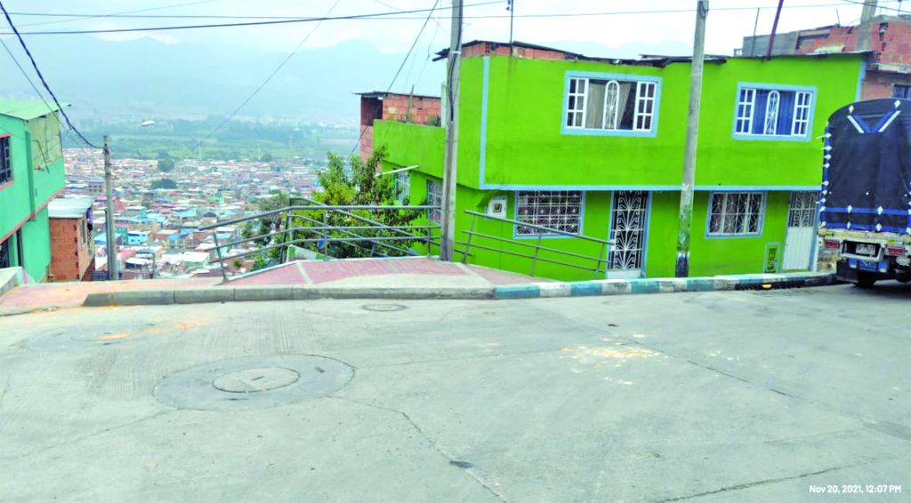 Matan a taxista en el sector de la 'Piedra del muerto' Un disparo que retumbó por los alrededores de un sitio reconocido del barrio Vista Hermosa, sentenció el destino final del joven taxista Jhonatan Fabián Garzón Calderón. El muchacho fue encontrado dentro del vehículo, a una cuadra de la famosa ‘Piedra del Muerto’ (la cual contiene una leyenda urbana de Ciudad Bolívar), con varias heridas de bala sobre su cuerpo. La muerte de este joven que se ganaba la vida con su ‘amarillo’ causó gran resquemor en el gremio.