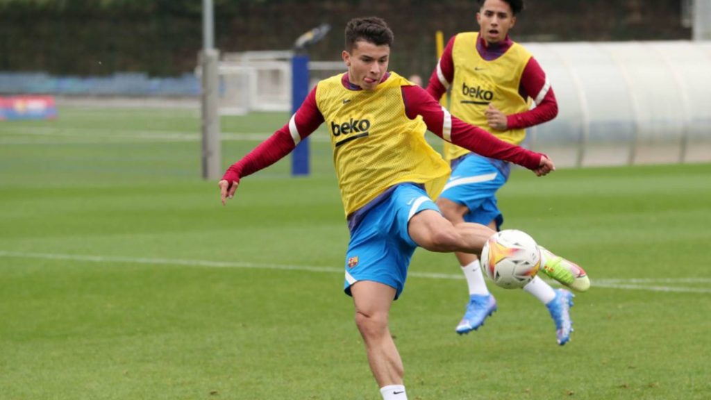 Xavi le echó el ojo al colombiano Juan David Fuentes 2 Xavi le echó el ojo al colombiano Juan David Fuentes Juan David Fuentes es su nombre, es hijo de padre español y madre colombiana, tiene 18 años, nació en Montería, es delantero y lleva varios años en las categorías juveniles del Barcelona.