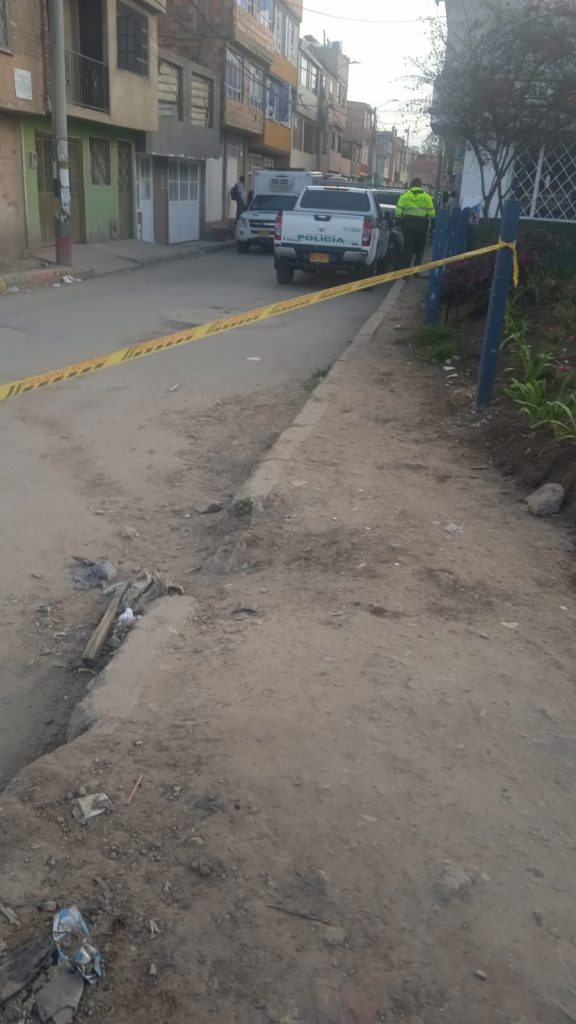 De dos tiros asesinaron a joven en el barrio San José Un carro gris, un cuerpo adentro de este y la sangre sobre la acera, fue la última escena criminal que los vecinos del barrio San José de Bosa presenciaron ayer por la tarde. Las balas retumbaron sobre la cuadra segundos antes de que un vecino encontrara la imagen de un hombre que fue baleado dentro de su vehículo en extrañas circunstancias.