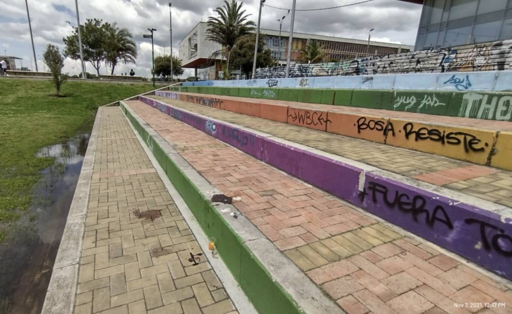 Persiguieron, alcanzaron y balearon a Héider en el parque 2 Persiguieron, alcanzaron y balearon a Héider en el parque Un estremecedor asesinato sacudió el gran Parque Metropolitano de Porvenir la tarde de este sábado. Justo a las afueras de la Universidad Distrital Francisco José de Caldas, sede Bosa, desalmados sicarios siguieron y le dispararon a un joven en varias oportunidades. La balacera se extendió por varias cuadras y dejó además a una menor de edad herida.