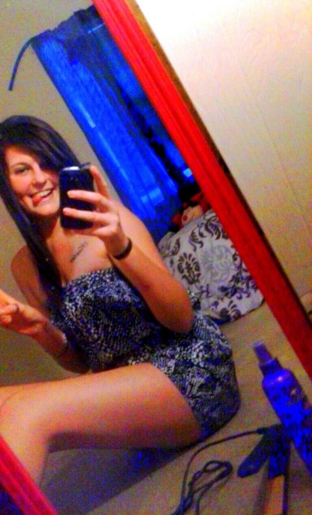 Se disparó en la entrepierna mientras grababa video sexual El uso de armas de fuego es un tema delicado, pero todavía hay personas que las manipulan a manera de juego; así fue el caso de una modelo webcam en Estados Unidos, que por andar manipulando un arma terminó disparándose accidentalmente.