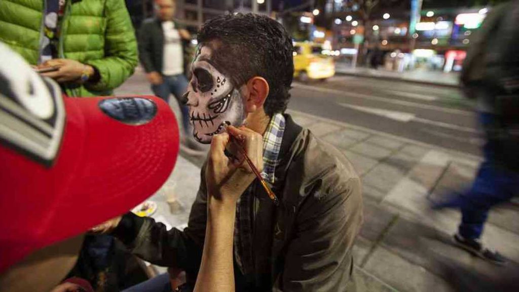 Una persona muerta en la noche de Halloween 3 Una persona muerta en la noche de Halloween Las autoridades de la capital del país informaron que durante la noche de Halloween en la capital se atendieron eventos, entre los que se evidenciaron riñas, violencia intrafamiliar, afectaciones al patrimonio entre otros. Además de ello, infortunadamente en un hecho de intolerancia una persona falleció.
