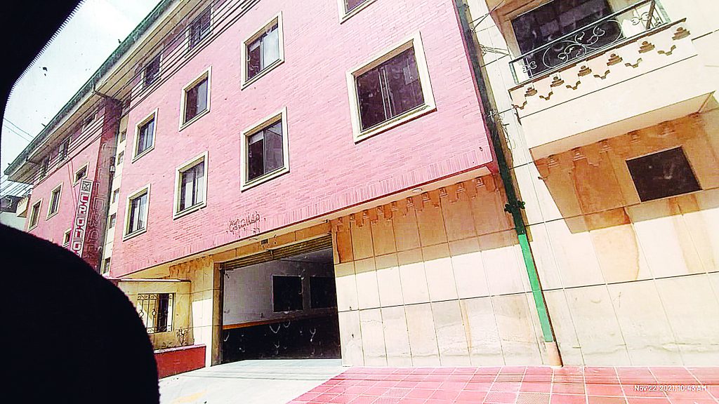 Muerte en la habitación 201 de motel en Kennedy Central Hay quienes dicen que la cita perfecta no existe, pero a pocos o quizá a casi nadie le ha pasado que una noche de pasión y amorío de pareja se convierta en una terrible tragedia, justo en el mejor momento de la noche. Y esta precisamente es la tragedia que sacudió a una pareja de amantes en un motel del barrio Kennedy Central, pues un hombre falleció en extrañas circunstancias dentro del jacuzzi de un cuarto del establecimiento.
