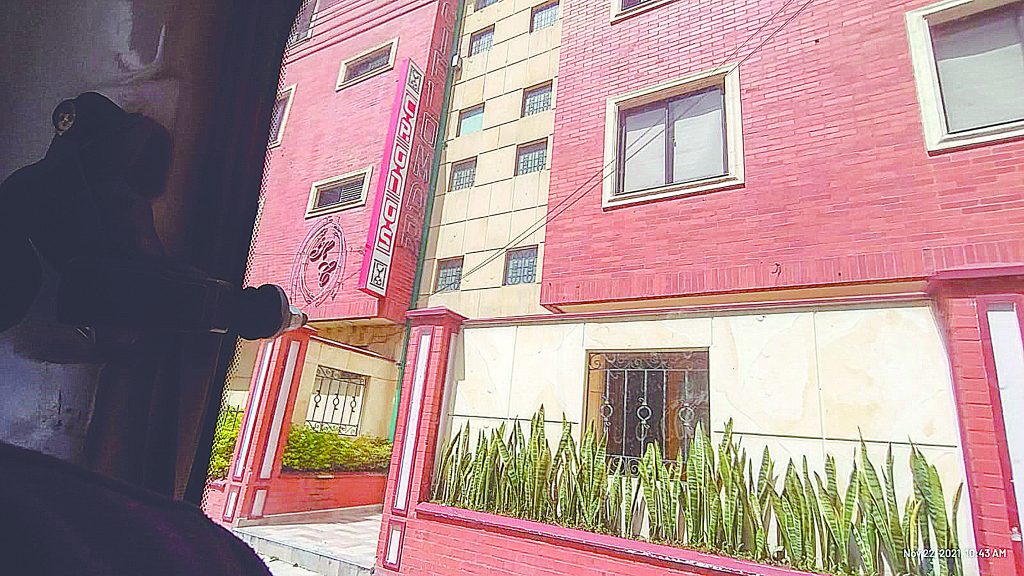 Muerte en la habitación 201 de motel en Kennedy Central Hay quienes dicen que la cita perfecta no existe, pero a pocos o quizá a casi nadie le ha pasado que una noche de pasión y amorío de pareja se convierta en una terrible tragedia, justo en el mejor momento de la noche. Y esta precisamente es la tragedia que sacudió a una pareja de amantes en un motel del barrio Kennedy Central, pues un hombre falleció en extrañas circunstancias dentro del jacuzzi de un cuarto del establecimiento.