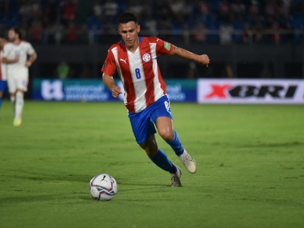 Paraguay llegó a Barranquilla con una nómina diezmada 1 Paraguay llegó a Barranquilla con una nómina diezmada La Selección de Paraguay, dirigida por Guillermo Barros Schelotto, que llegó a Barranquilla en la noche de este domingo, no vive su mejor momento, y una de los principales críticas que recibió el equipo en el debut del estratega argentino es que jugó muy replegado en el primer tiempo y perdió 0-1 ante Chile, en casa.
