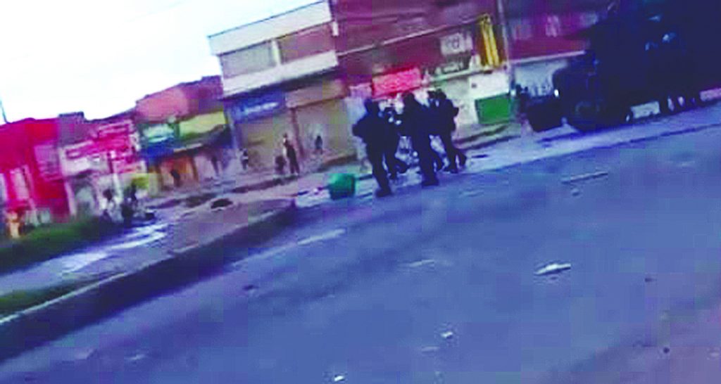 Menor en grave estado de salud tras ser lesionado por agente del Esmad 2 Menor en grave estado de salud tras ser lesionado por agente del Esmad Los gritos alarmantes de varios ciudadanos en el momento en que un menor se desplomó en una calle del barrio La Marichuela (en Usme), causaron pánico entre algunos manifestantes, comerciantes y residentes de este sector. El adolescente de tan solo 14 años fue impactado por un proyectil disparado por un agente del Esmad.