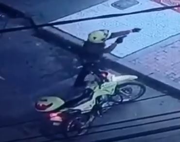 Atraco, balacera y capturas en pollería del barrio Villa Teresita Cuatro bandidos planearon un gran atraco a mano armada la noche del martes, en el barrio Villa Teresita de Engativá. Su objetivo era un reconocido asadero de pollos. A las afueras del local, los pillos (entre ellos una mujer) se distribuyeron en la esquina, prestos a iniciar el atraco sin esperarse que minutos después se desataría tremenda ‘tronadera’, pues un policía logró frustrar el ataque.