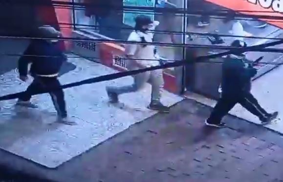 Atraco, balacera y capturas en pollería del barrio Villa Teresita Cuatro bandidos planearon un gran atraco a mano armada la noche del martes, en el barrio Villa Teresita de Engativá. Su objetivo era un reconocido asadero de pollos. A las afueras del local, los pillos (entre ellos una mujer) se distribuyeron en la esquina, prestos a iniciar el atraco sin esperarse que minutos después se desataría tremenda ‘tronadera’, pues un policía logró frustrar el ataque.