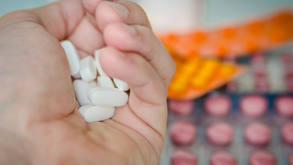Paxlovid, la píldora de Pfizer efectiva contra el COVID-19 El laboratorio Pfizer anunció este viernes que un ensayo clínico sobre su píldora anticovid mostró una alta efectividad. Se trata de la segunda píldora anticovid después de la de Merck, que en realidad es un medicamento contra la gripe renombrado para combatir el coronavirus.