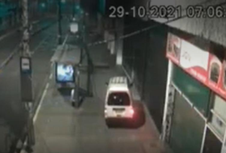 Robaron caja fuerte con $700 millones y se la llevaron en carretilla Alrededor de 12 criminales cometieron un millonario hurto que se dio a conocer en las últimas horas, en el barrio Ricaurte, cerca al centro de Bogotá, a donde llegaron y aprovechando la penumbra lograron meterse a una bodega, robándose alrededor de 700 millones de pesos.