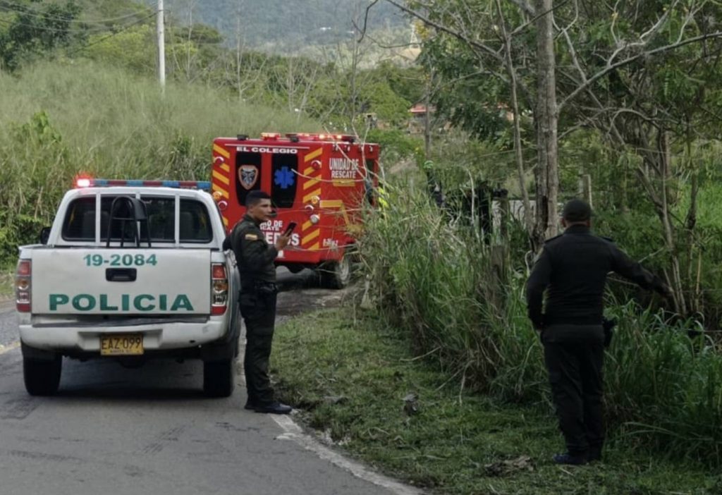 Tristeza por hallazgo del cadáver del patrullero Vargas 2 Tristeza por hallazgo del cadáver del patrullero Vargas El teniente de la estación de El Triunfo ubicada en Mesitas del Colegio se acercó el miércoles temprano a la casa del patrullero Pablo Enrique Vargas Gómez, y preguntó a sus hermanas “¿cómo así que Pablo no aparece?”, pues supo por una llamada que la familia estaba buscando al joven de 27 años de edad, ya que no había llegado a la casa la noche anterior.