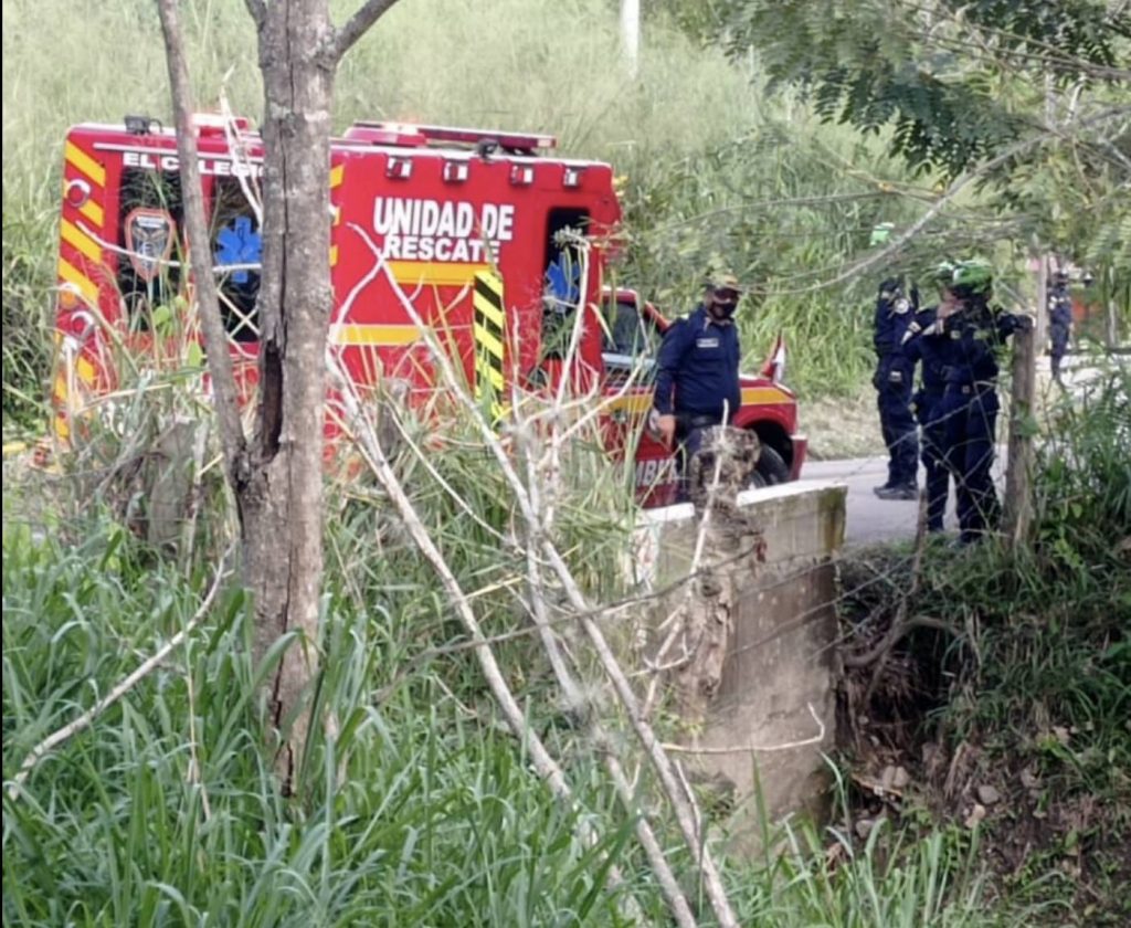 Tristeza por hallazgo del cadáver del patrullero Vargas 6 Tristeza por hallazgo del cadáver del patrullero Vargas El teniente de la estación de El Triunfo ubicada en Mesitas del Colegio se acercó el miércoles temprano a la casa del patrullero Pablo Enrique Vargas Gómez, y preguntó a sus hermanas “¿cómo así que Pablo no aparece?”, pues supo por una llamada que la familia estaba buscando al joven de 27 años de edad, ya que no había llegado a la casa la noche anterior.
