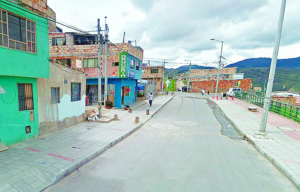 Sicarios en moto lo asesinaron en el sector de Las Brisas En la tarde de ayer los habitantes del sector de Las Brisas, en la localidad de Usme, se sorprendieron tras escuchar el estruendoso sonido de un arma de fuego, pero el pánico fue mayor cuando al salir a la calle vieron a un joven tendido en plena vía pública mal herido.
