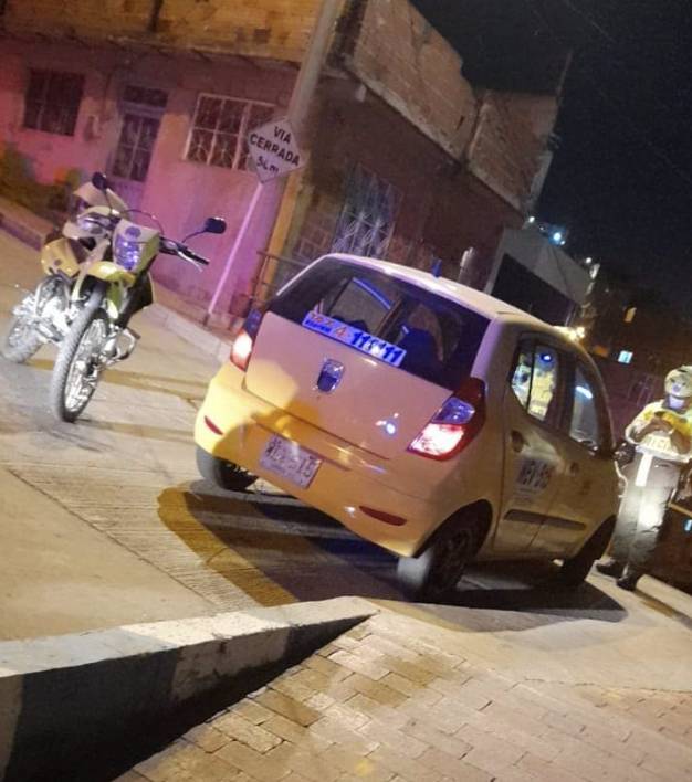Matan a taxista en el sector de la 'Piedra del muerto' Un disparo que retumbó por los alrededores de un sitio reconocido del barrio Vista Hermosa, sentenció el destino final del joven taxista Jhonatan Fabián Garzón Calderón. El muchacho fue encontrado dentro del vehículo, a una cuadra de la famosa ‘Piedra del Muerto’ (la cual contiene una leyenda urbana de Ciudad Bolívar), con varias heridas de bala sobre su cuerpo. La muerte de este joven que se ganaba la vida con su ‘amarillo’ causó gran resquemor en el gremio.