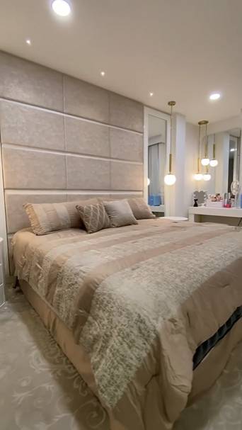 Lina Tejeiro sorprendió con el tour por su lujosa vivienda 3 Lina Tejeiro sorprendió con el tour por su lujosa vivienda La reconocida actriz Lina Tejeiro sorprendió en sus redes sociales a todos sus seguidores con un video del tan pedido "House Tour", un recorrido por los espacios y rincones de la lujosa casa donde vive.