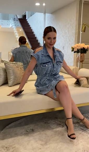 Lina Tejeiro sorprendió con el tour por su lujosa vivienda 1 Lina Tejeiro sorprendió con el tour por su lujosa vivienda La reconocida actriz Lina Tejeiro sorprendió en sus redes sociales a todos sus seguidores con un video del tan pedido "House Tour", un recorrido por los espacios y rincones de la lujosa casa donde vive.