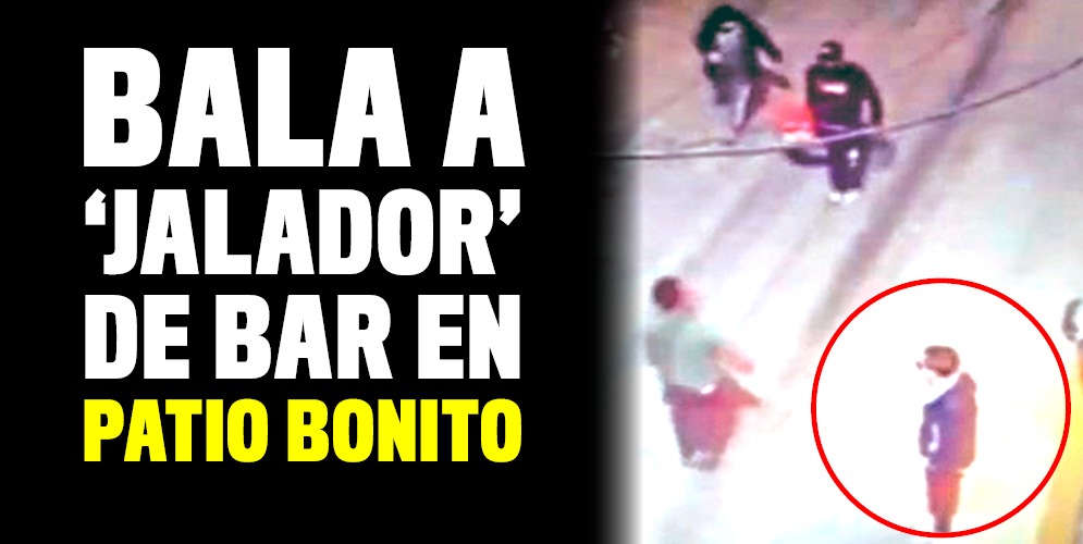 Sicarios en moto le dispararon sin clemencia a ‘jalador’ de bar 5 Sicarios en moto le dispararon sin clemencia a ‘jalador’ de bar Usando sus gafas oscuras, un muchacho que laboraba en un bar de Patio Bonito fue alcanzado por los imbatibles proyectiles de unos expertos pistoleros, quienes llegaron a su lugar de trabajo con el fin de asesinarlo. Fue poco lo que pudo hacer el joven al percatarse del atentado que se le venía encima, pues el ataque fue tan rápido y certero que terminó desangrándose en la entrada del local.