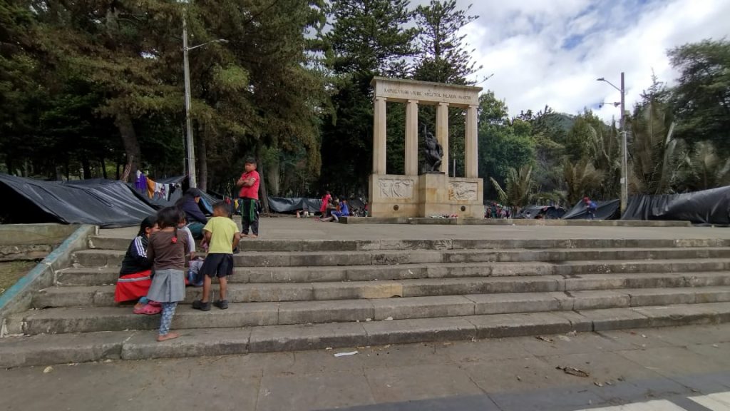 Indignación por muerte de bebé indígena en el Parque Nacional Un niño indígena de tan solo un año y nueve meses de edad, falleció en las últimas horas en Bogotá, al parecer por falta de atención. Este menor hacía parte de la comunidad indígena que está asentada en el Parque Nacional, desde hace varias semanas.