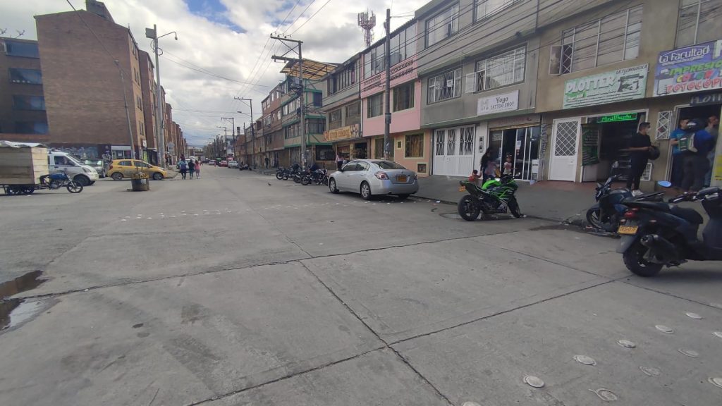 Ataque sicarial en Candelaria La Nueva 1 Ataque sicarial en Candelaria La Nueva El lago hemático que estaba esparcido sobre el asfalto gris de la calle principal del barrio Candelaria La Nueva (en Ciudad Bolívar), dio cuenta del atroz crimen del cual fue víctima un hombre de 46 años en la mañana de ayer en este punto. El hombre fue identificado por las autoridades como Héctor Bocanegra.