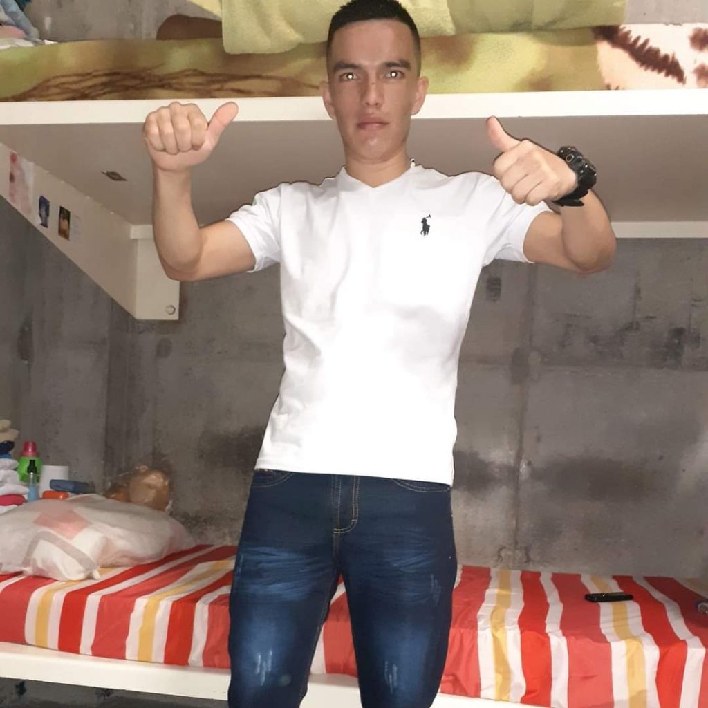 En Villas del Dorado asesinaron con silenciador a Jawy Mientras que Jawy Bustos Ramos (de 29 años) caminaba por una de las cuadras del barrio Villas del Dorado (Engativá) en la noche del miércoles, su verdugo estaba listo para ponerle fin a su vida. Según dicen en este lugar, al joven le habrían disparado con un arma con silenciador en repetidas ocasiones para evitar alertar a la comunidad y poder emprender la huida con éxito.