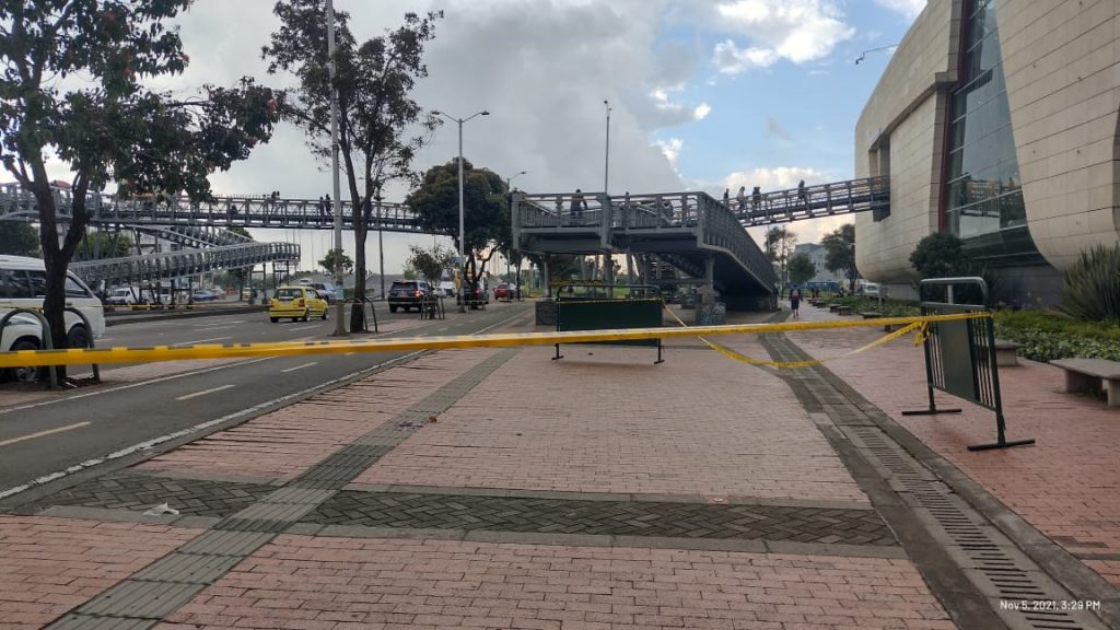 Asesinan a bala a una mujer junto al centro comercial Titán Hace pocos minutos las autoridades reportaron un homicidio perpetrado a plena luz del día en la localidad de Engativá, más exactamente en inmediaciones del centro comercial Titán Plaza, donde un sicario acabó la vida de una mujer.
