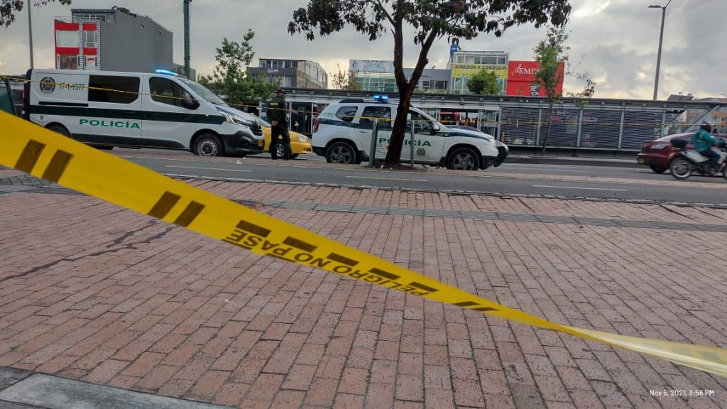 Asesinan a bala a una mujer junto al centro comercial Titán Hace pocos minutos las autoridades reportaron un homicidio perpetrado a plena luz del día en la localidad de Engativá, más exactamente en inmediaciones del centro comercial Titán Plaza, donde un sicario acabó la vida de una mujer.