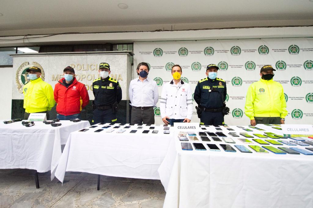 Recuperaron 96 celulares e incautaron 15 armas traumáticas 1 Recuperaron 96 celulares e incautaron 15 armas traumáticas En un operativo conjunto entre la Policía Metropolitano de Bogotá, Migración Colombia, la Alcaldía de Los Mártires y las secretarías de Seguridad y Gobierno, ejecutado en el centro de la capital, se logró dar un golpe a la delincuencia.