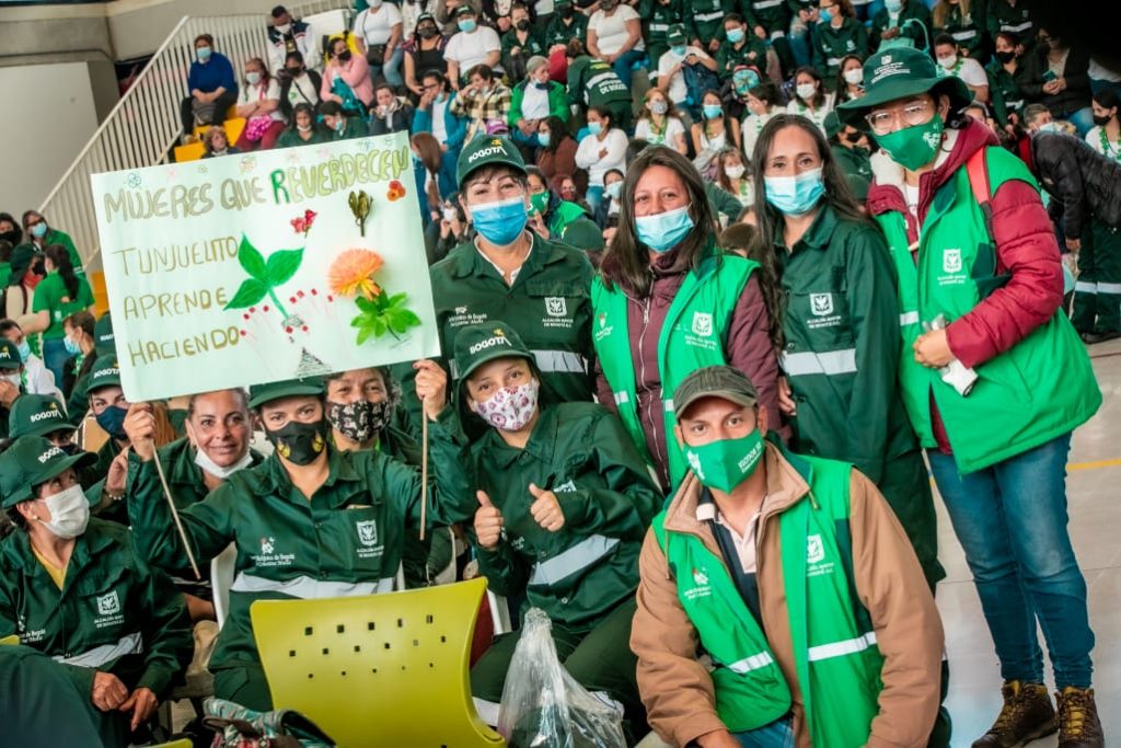 Bogotá se compromete a sembrar un millón de árboles Este miércoles, luego de la agenda internacional que cumplió en la Conferencia Mundial sobre Cambio Climático (COP26), la alcaldesa mayor, Claudia López, hizo un balance sobre el propósito de reverdecer a la capital del país.