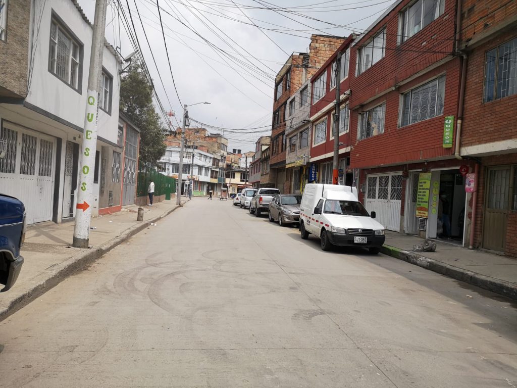 Desde un bicitaxi lanzaron a venezolano en Kennedy 2 Desde un bicitaxi lanzaron a venezolano en Kennedy En medio del aguacero del martes, un bicitaxi que se movilizaba por el barrio Andalucía (Kennedy) se detuvo y lanzó el cuerpo de un joven; posteriormente siguió su camino como si nada, perdiéndose entre las cuadras, y aprovechando la oscuridad para no ser encontrado por las autoridades.