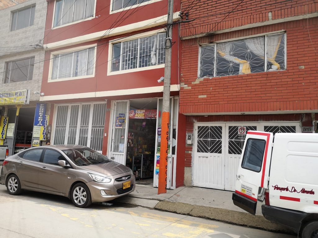 Desde un bicitaxi lanzaron a venezolano en Kennedy En medio del aguacero del martes, un bicitaxi que se movilizaba por el barrio Andalucía (Kennedy) se detuvo y lanzó el cuerpo de un joven; posteriormente siguió su camino como si nada, perdiéndose entre las cuadras, y aprovechando la oscuridad para no ser encontrado por las autoridades.