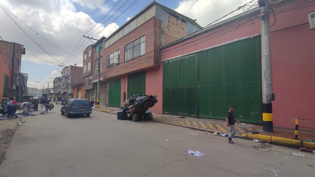 Mujer hacía labores de limpieza y sufrió un accidente fatal 1 Mujer hacía labores de limpieza y sufrió un accidente fatal En las calles del barrio María Paz (Kennedy) un terrible accidente aconteció en las últimas horas dentro de las instalaciones de una fábrica de procesamiento de pollos. En medio de confusos hechos, una joven perdió la vida de manera repentina cuando se encontraba en sus labores de limpieza.