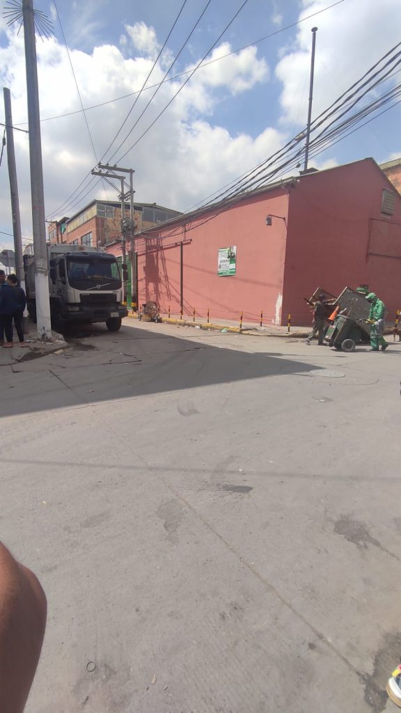 Mujer hacía labores de limpieza y sufrió un accidente fatal 2 Mujer hacía labores de limpieza y sufrió un accidente fatal En las calles del barrio María Paz (Kennedy) un terrible accidente aconteció en las últimas horas dentro de las instalaciones de una fábrica de procesamiento de pollos. En medio de confusos hechos, una joven perdió la vida de manera repentina cuando se encontraba en sus labores de limpieza.