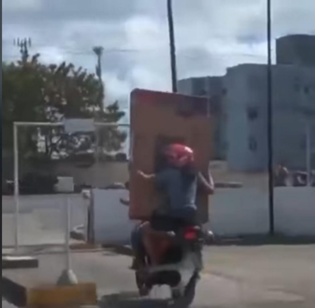 Compraron TV, lo llevaban en moto y se les fue al piso Una pareja compró un televisor sin imaginar que no alcanzarían ni a estrenar, pues saliendo del almacén se les cayó; el hecho se volvió viral.