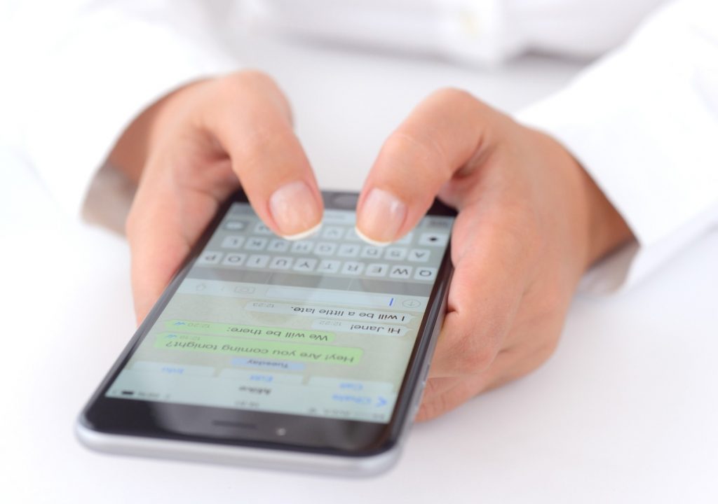 Échele ojo a los 11 cambios que traerá Whatsapp WhatsApp es sin duda el servicio de mensajería de celular más popular en el mundo y el más utilizado en Colombia. Desde los más niños hasta los adultos, y en cualquier rincón del país, se ha convertido en una excelente opción para ponerse en contacto con nuestros seres queridos, personas del trabajo y hasta con clientes.