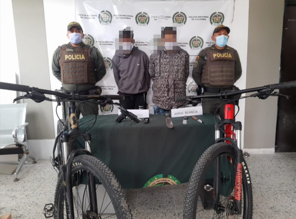 Capturas, comparendos y lesiones se registraron en Soacha 2 Capturas, comparendos y lesiones se registraron en Soacha Un fin de semana con puente bastante movido tuvo la Policía Metropolitana de Soacha, pues en sus actividades para promover la seguridad logró dar varios golpes contra distintos delitos, que dejaron un lesionado con arma de fuego y cuatro con arma blanca.