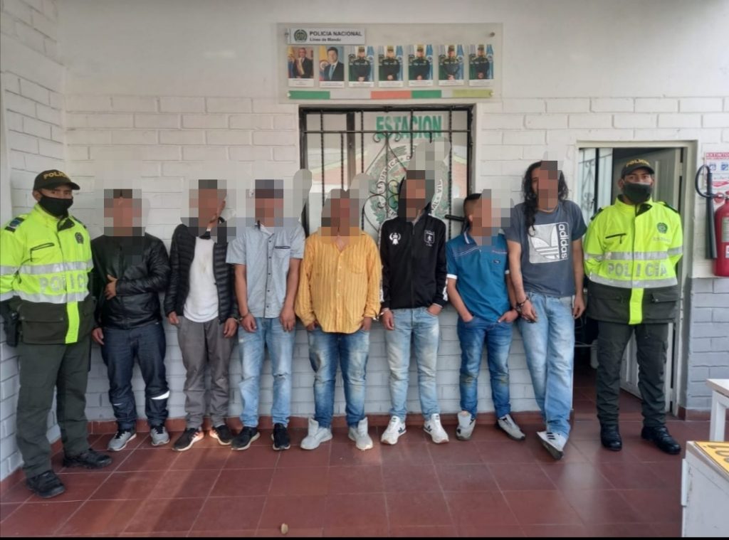 Capturas, comparendos y lesiones se registraron en Soacha Un fin de semana con puente bastante movido tuvo la Policía Metropolitana de Soacha, pues en sus actividades para promover la seguridad logró dar varios golpes contra distintos delitos, que dejaron un lesionado con arma de fuego y cuatro con arma blanca.