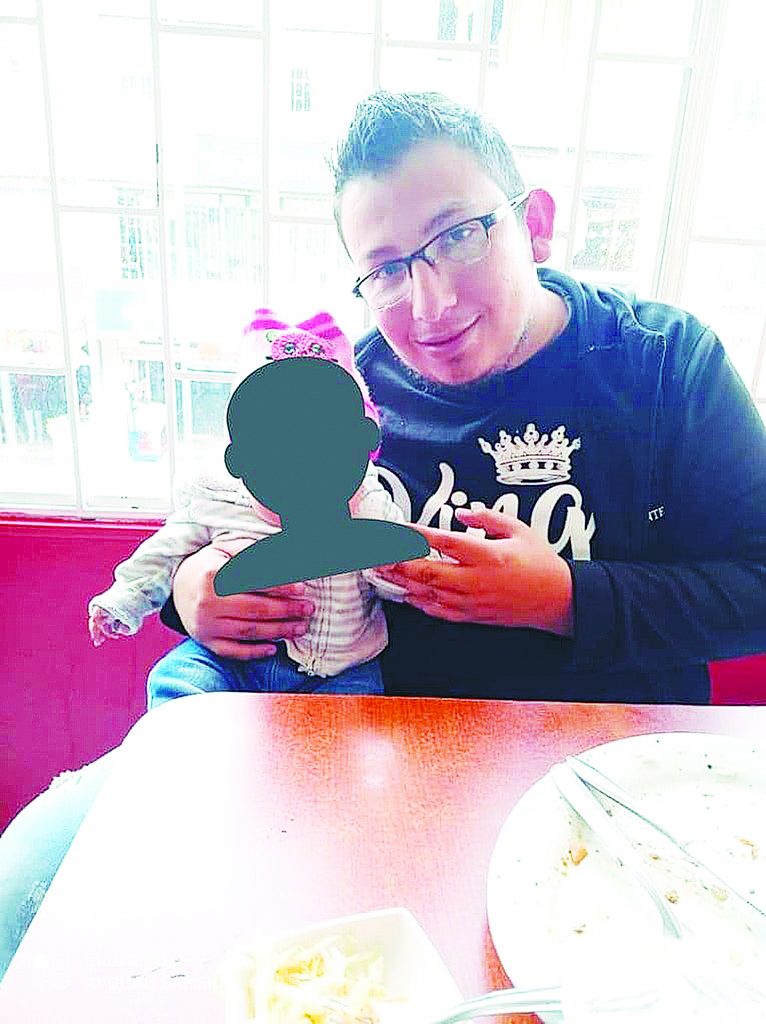 Pasajera le arrojó ácido y le quemó la cara a taxista 1 Pasajera le arrojó ácido y le quemó la cara a taxista Édison Rojas (27 años), un conductor de taxi desde hace unos 9 años, jamás imaginó que en la madrugada del pasado domingo su vida fuera a cambiar del cielo a la tierra, y que hoy estaría en un delicado estado de salud en un centro médico tras haber sido atacado por una pasajera con ácido en su rostro.