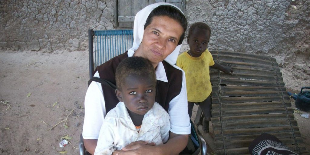 Esta noche la monja Narváez se reencontrará con su familia Tras la liberación de la religiosa de 59 años, Gloria Cecilia Narváez, que estuvo secuestrada por cinco años bajo las órdenes de Al Qaeda, se conoció que llegará al país esta noche para reencontrase con su familia.