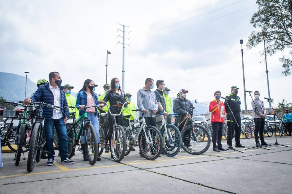 Capturaron al presunto homicida de Diego Cardozo 2 Capturaron al presunto homicida de Diego Cardozo Un mes y medio después del repudiable homicidio de Diego Alejandro Cardozo Villalobos, por robarle la bicicleta en la ciclorruta de la Calle 26, las autoridades dieron a conocer en las últimas horas la captura del hombre señalado de quitarle la vida al joven ciclista, empuñando un arma blanca.