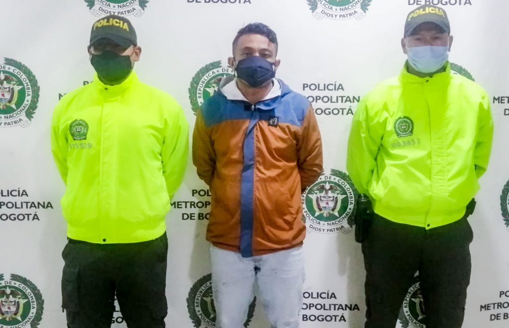 Capturaron al presunto homicida de Diego Cardozo Un mes y medio después del repudiable homicidio de Diego Alejandro Cardozo Villalobos, por robarle la bicicleta en la ciclorruta de la Calle 26, las autoridades dieron a conocer en las últimas horas la captura del hombre señalado de quitarle la vida al joven ciclista, empuñando un arma blanca.