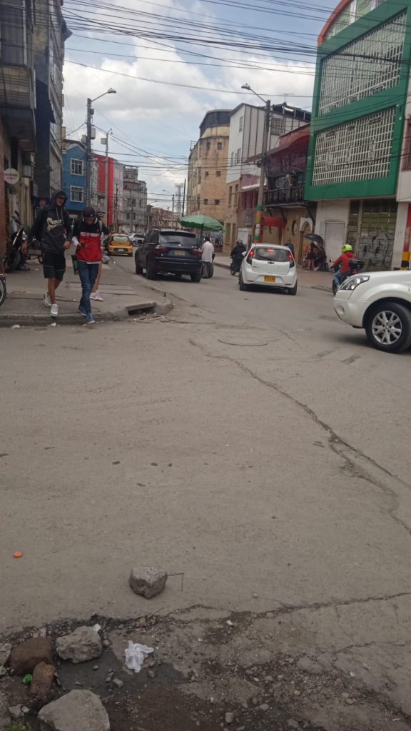 Homicidio en el Santa Fe por presunto ajuste de cuentas 1 Homicidio en el Santa Fe por presunto ajuste de cuentas Un hombre de aproximadamente 56 años que caminaba en la madrugada de ayer por el barrio Santa Fe (Los Mártires) en la zona de tolerancia, fue sorprendido por manos criminales que a sangre fría desenfundaron un arma de fuego y le dispararon en la cabeza, arrebatándole la vida.