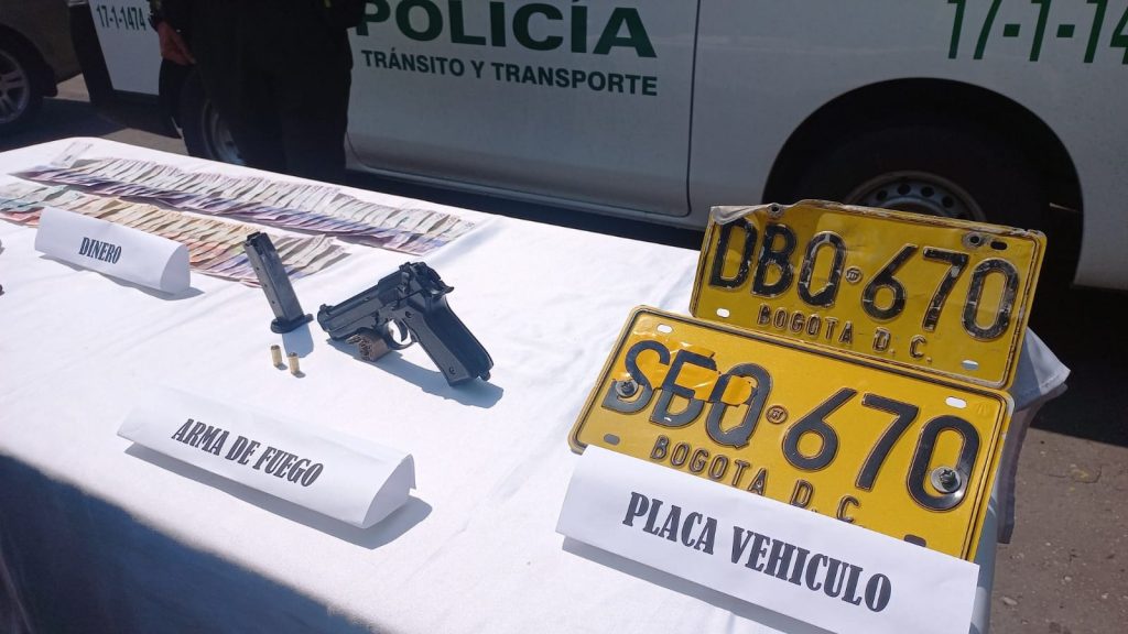 Caen tras robar en una fila la hacerse pasar por policías En la jornada que se vive este viernes con el segundo día sin IVA del año, miles de colombianos han salido a hacer sus compras navideñas, y como era de esperarse, los amigos de lo ajeno están al acecho.