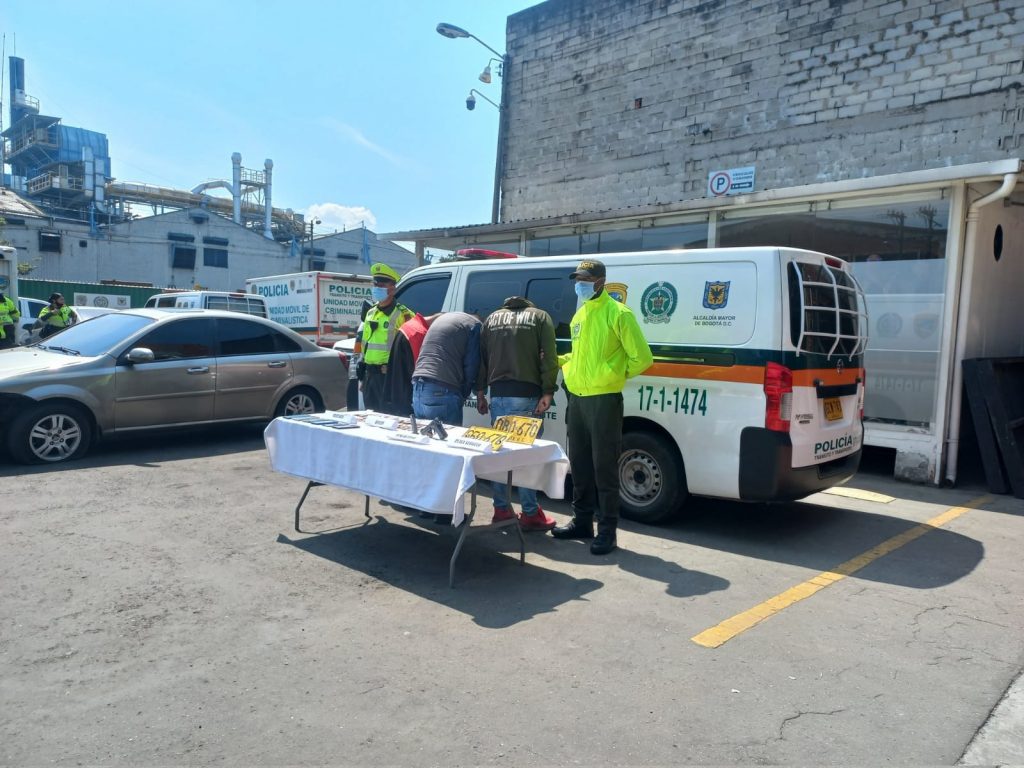 Caen tras robar en una fila la hacerse pasar por policías En la jornada que se vive este viernes con el segundo día sin IVA del año, miles de colombianos han salido a hacer sus compras navideñas, y como era de esperarse, los amigos de lo ajeno están al acecho.
